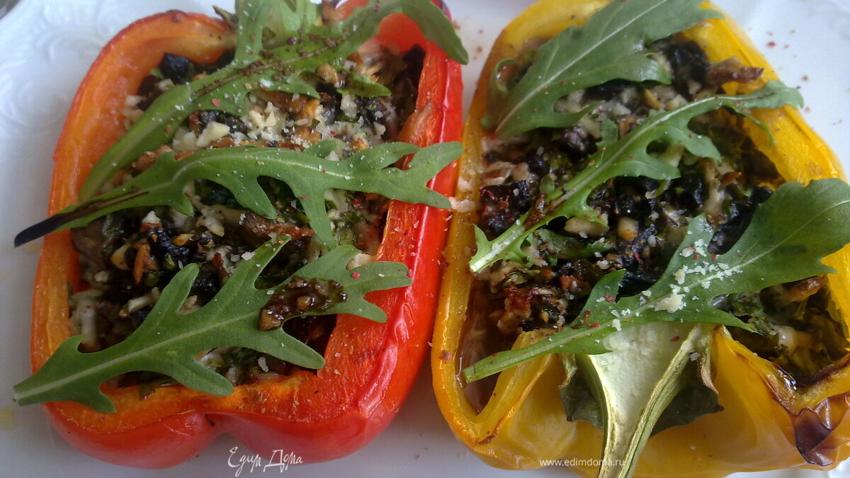 Запеченный перец с брынзой, руколой и вешенками