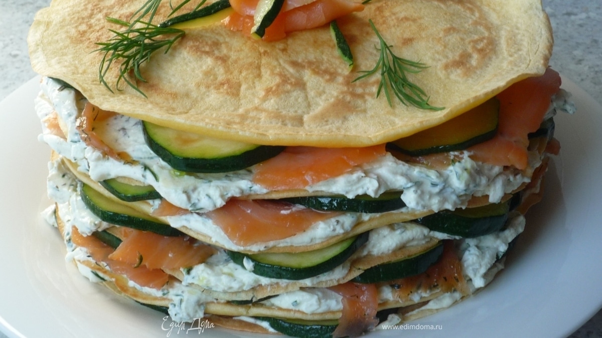 Сытный блинный торт с сёмгой, цукини и сливочным сыром (к Масленице)