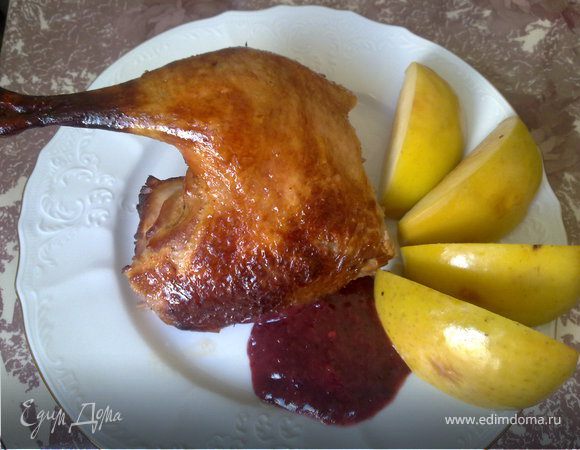 Утка с яблоками и брусничным соусом Утка с яблоками и брусничным соусом