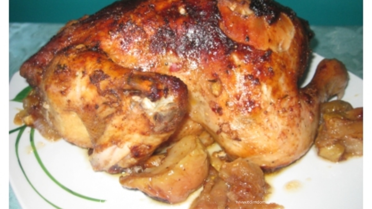 Курица, запеченная с яблоками в фольге