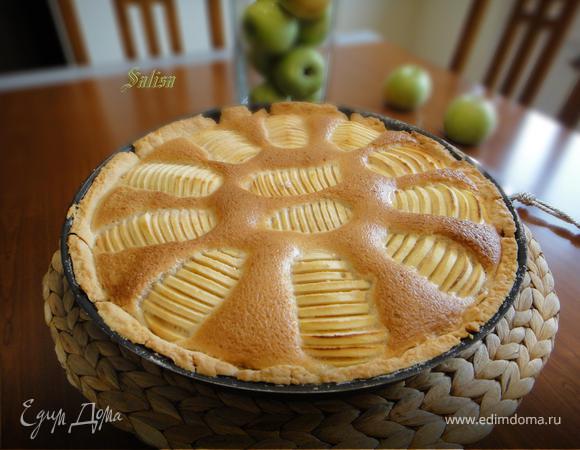 Яблочные ломтики в крем-брюле на песочном тесте