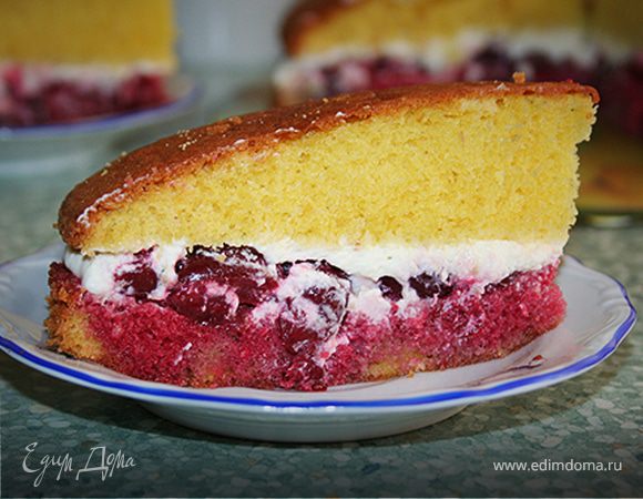 Бисквит со взбитыми сливками и вишней Бисквит со взбитыми сливками и вишней