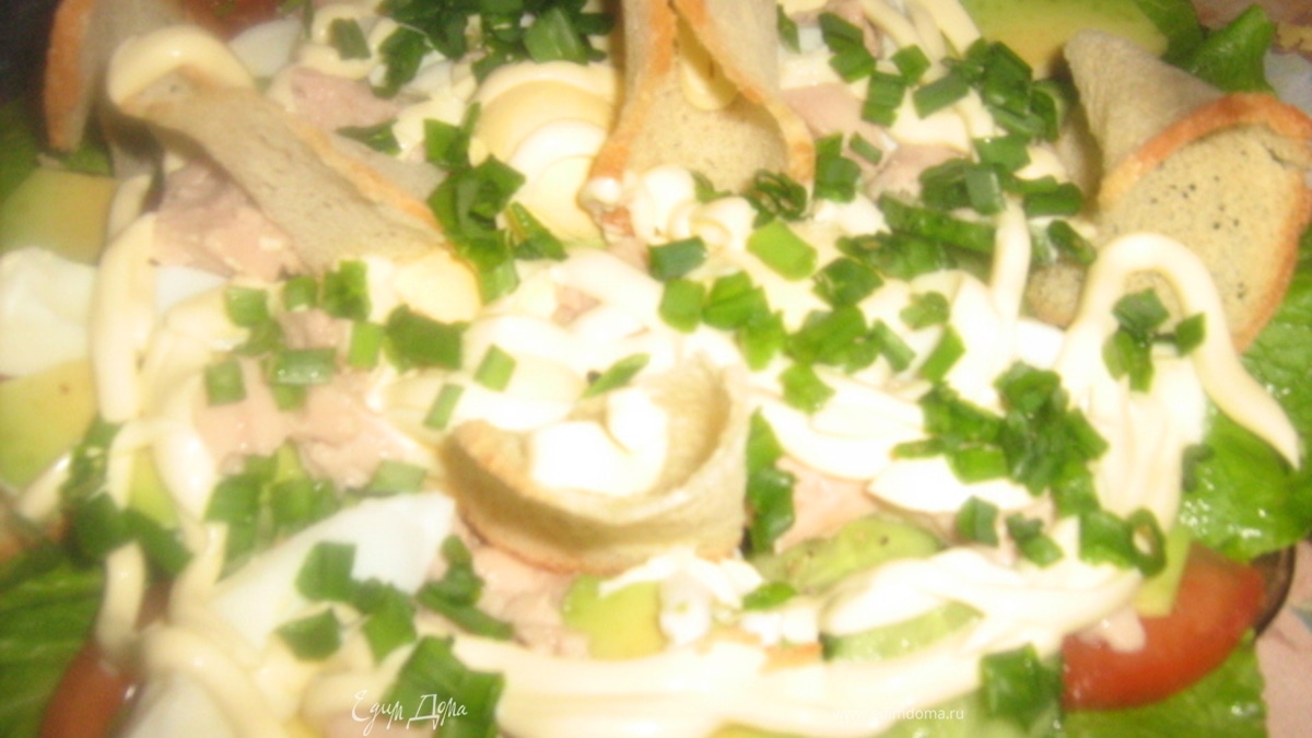 Салат с печенью трески, авокадо и хлебными чипсами