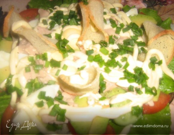 Салат с печенью трески, авокадо и хлебными чипсами