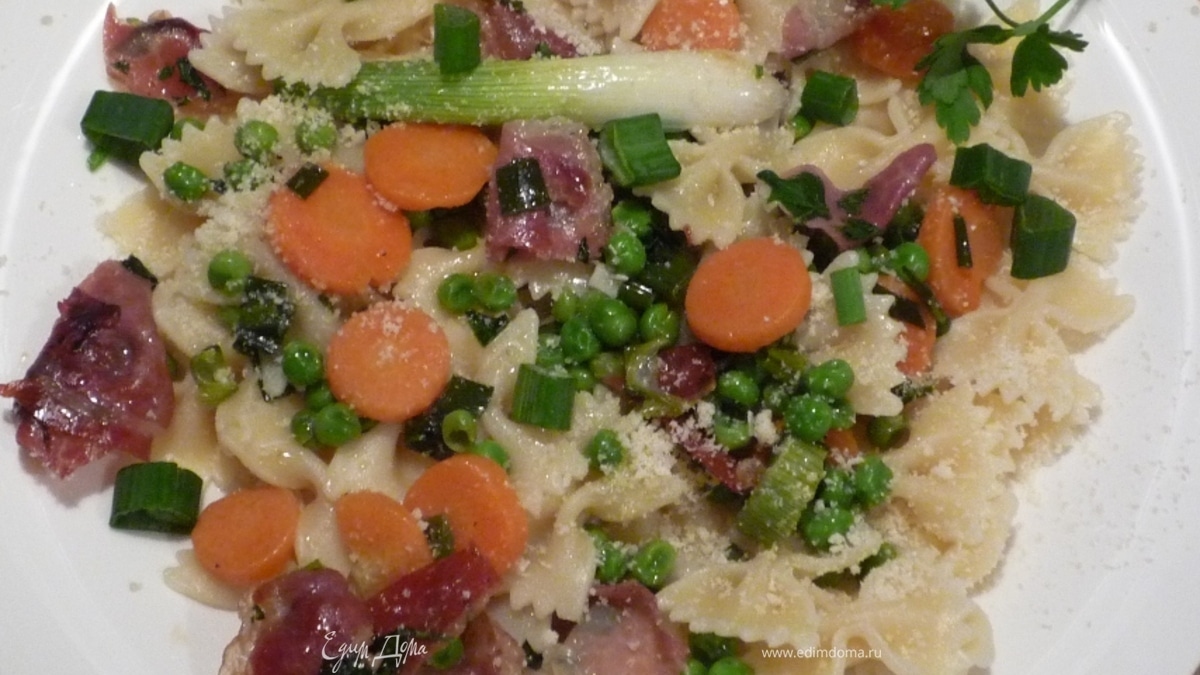 Фарфалле (паста "бантики") с пармской ветчиной и яркими овощами