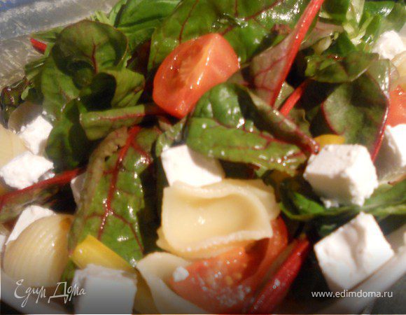 Овощной салат с пастой, фетой и базиликом