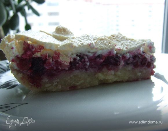 Брусничный пай под хрустящим облаком из безе Брусничный пай под хрустящим облаком из безе