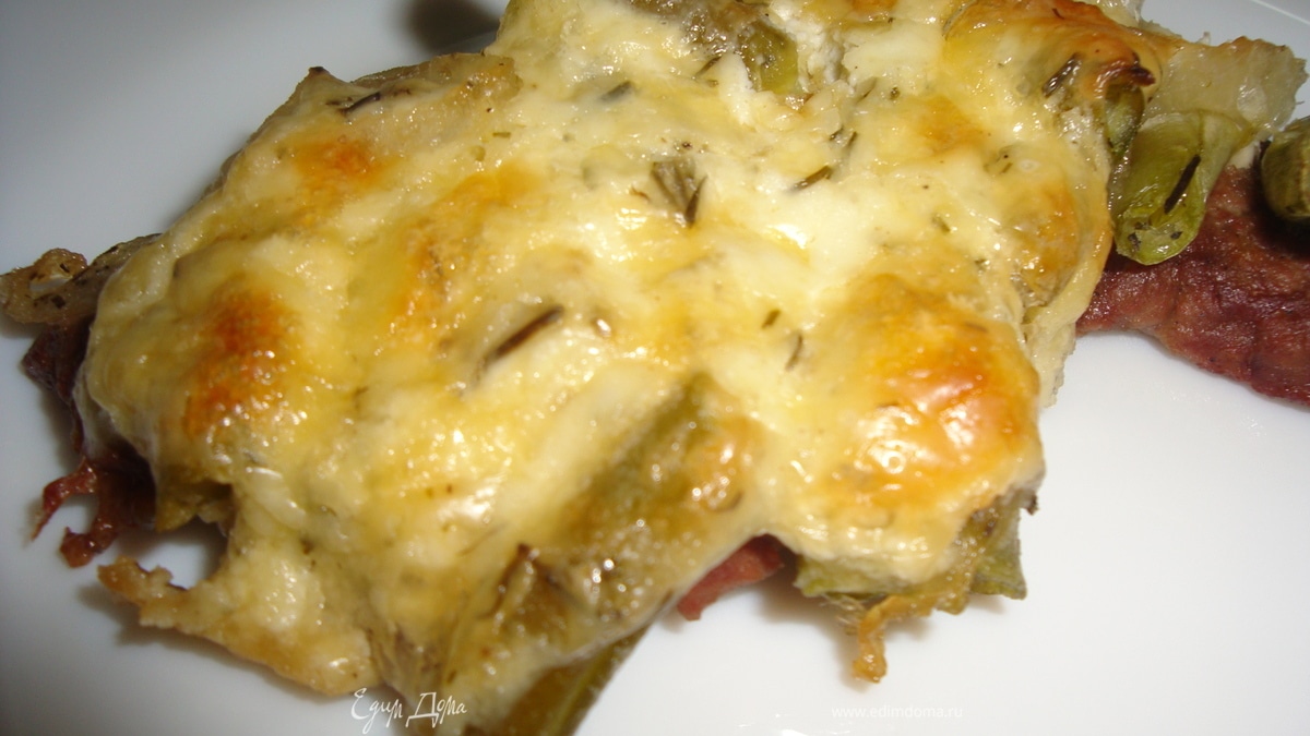 Отбивная с зеленой фасолью под шубой