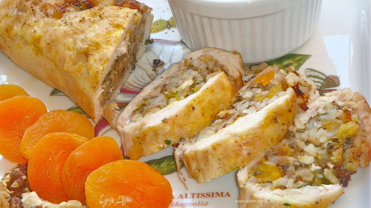 Рулет из цыпленка и кураги в винном соусе.