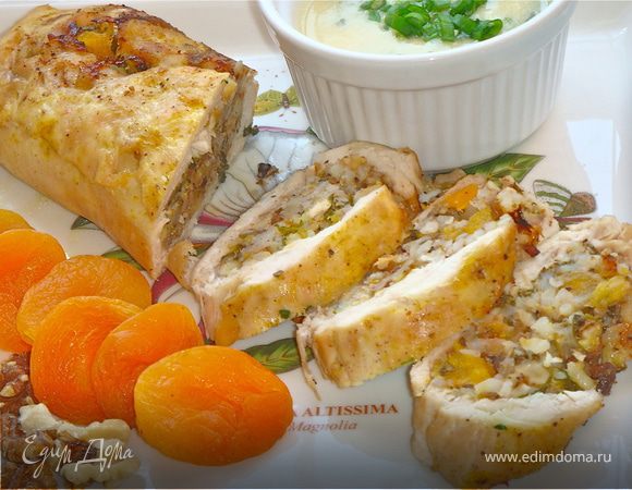 Рулет из цыпленка и кураги в винном соусе. Рулет из цыпленка и кураги в винном соусе.