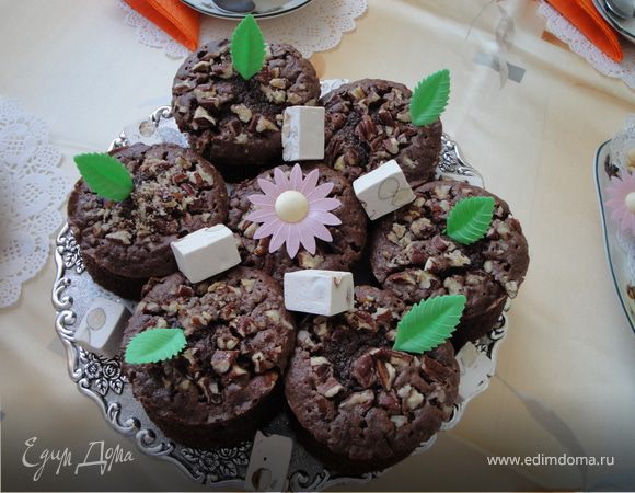 Шоколадные пирожные с орехами макадамия