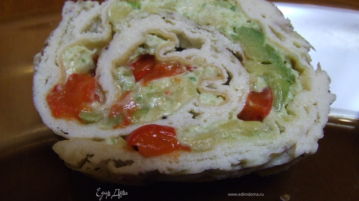 Рулет из омлета, авокадо и болгарского перца от Гастрономъ