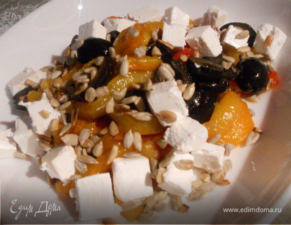 Салат из запеченого перца с фетой и семечками