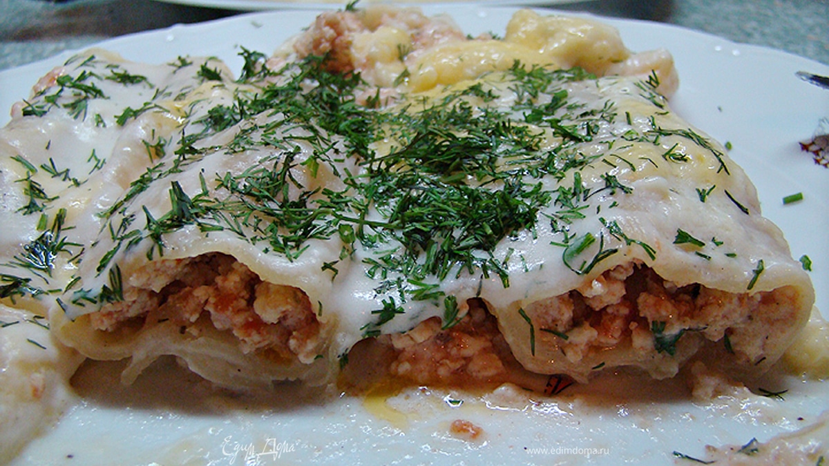Каннелони с мясной начинкой под соусом бешамель