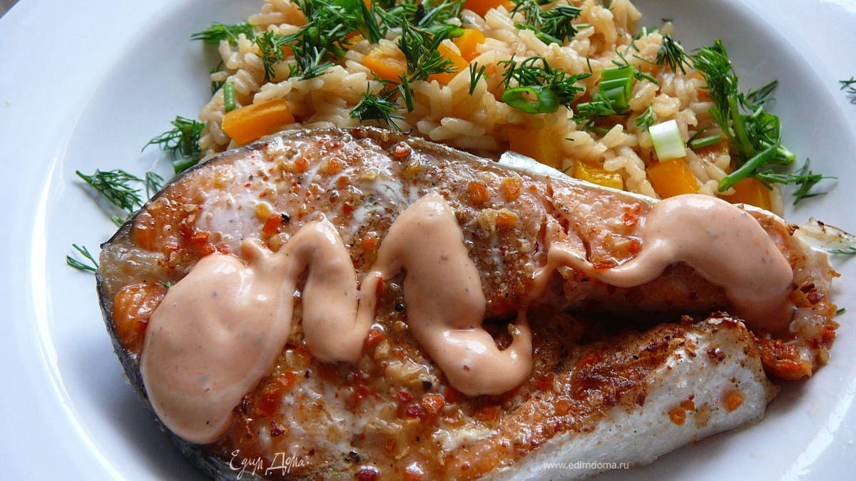 Румяная семга на рисовой подушке