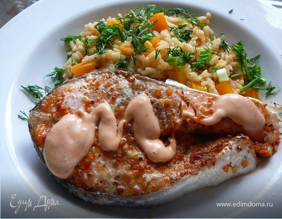 Румяная семга на рисовой подушке