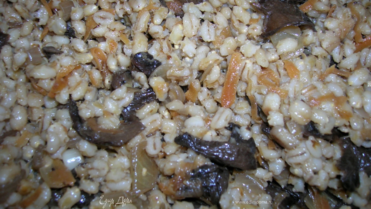 Перловка с шампиньонами, луком и морковью