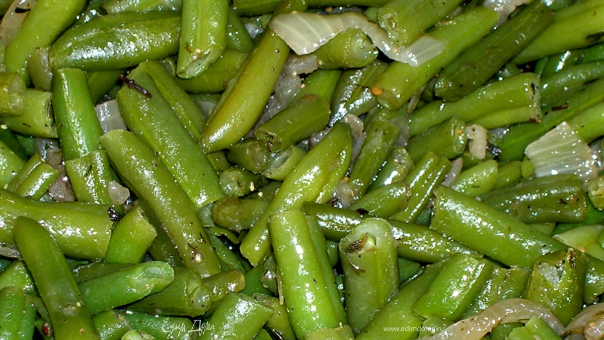 Стручковая фасоль с луком и специями