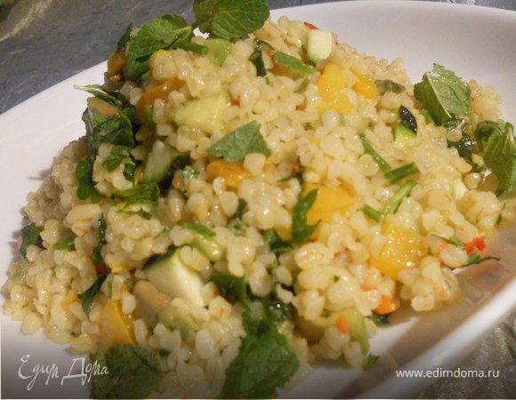 Салат из булгура со сладким перцем и авокадо