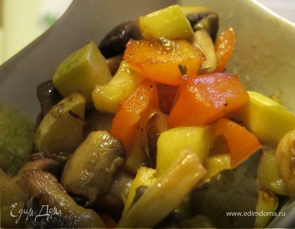 Рагу из грибов, цукини, перца с тимьяном Рагу из грибов, цукини, перца с тимьяном