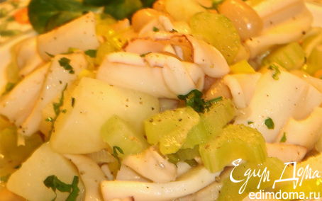 Рецепт Теплый салат с кальмарами, белой фасолью и сельдереем.