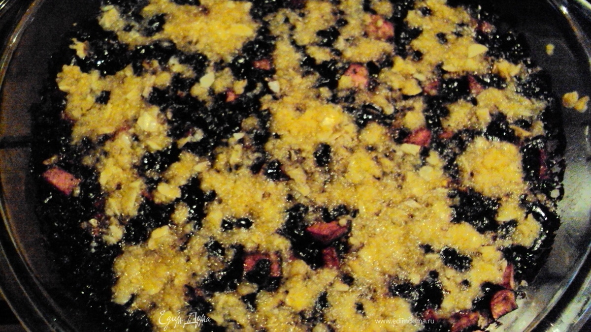 Крамбл из черники с яблоками