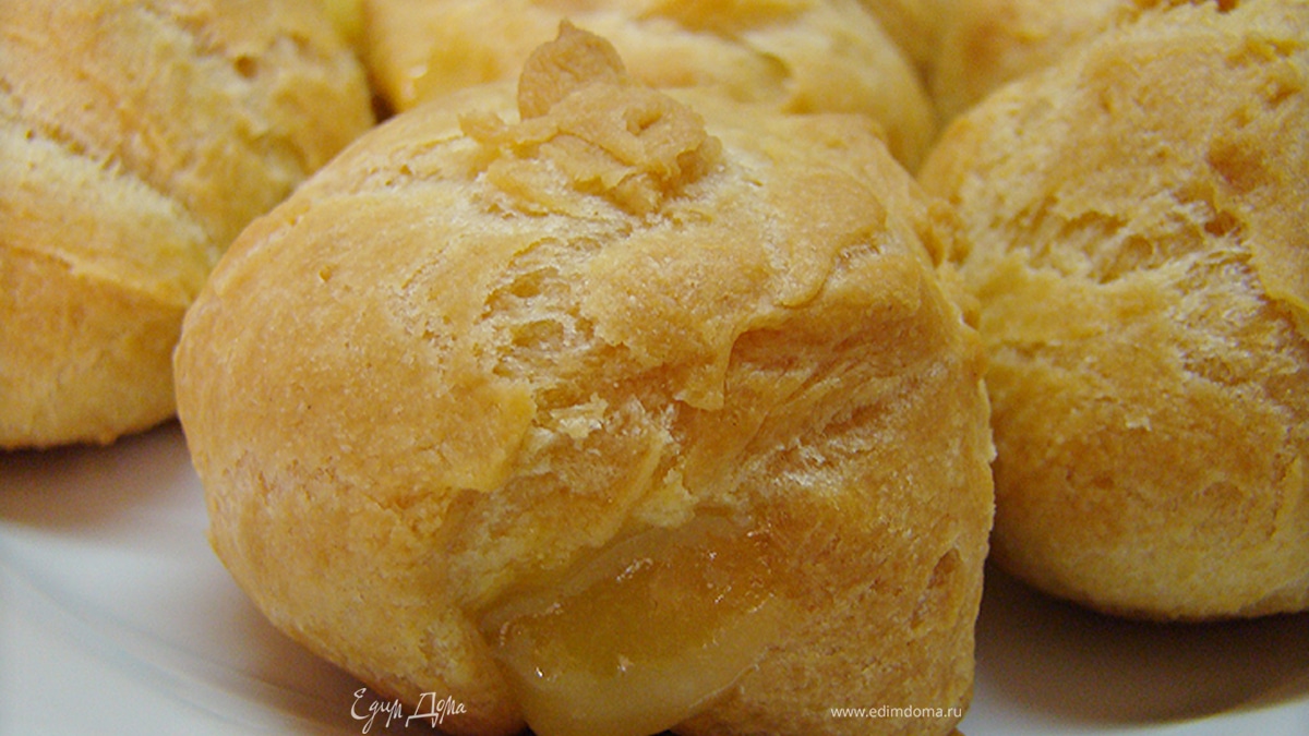 Рrofiterole. В простонародье - эклеры :)