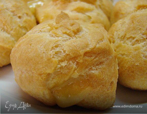 Рrofiterole. В простонародье - эклеры :)