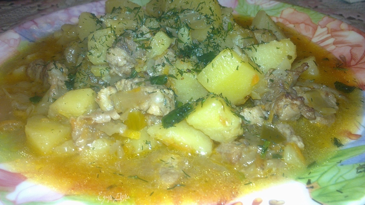 Картошка тушеная с мясом и квашеной капустой