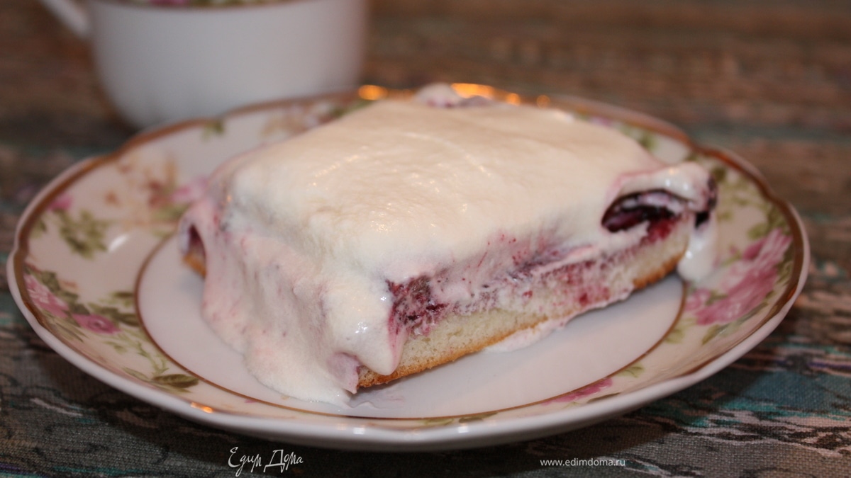 Десерт для сладкоежек (тонкие бисквитные коржи, жимолость, сливочный крем)