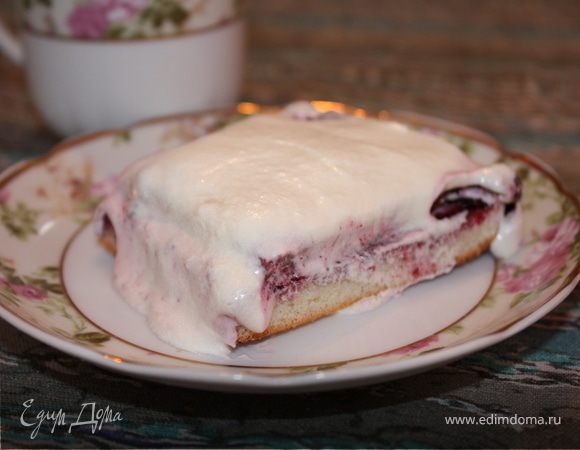 Десерт для сладкоежек (тонкие бисквитные коржи, жимолость, сливочный крем) Десерт для сладкоежек (тонкие бисквитные коржи, жимолость, сливочный крем)