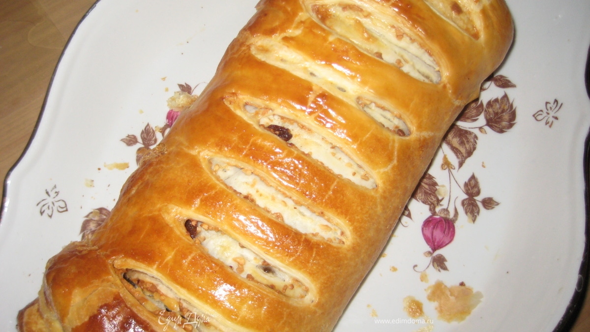 Штрудель с яблоками и изюмом.