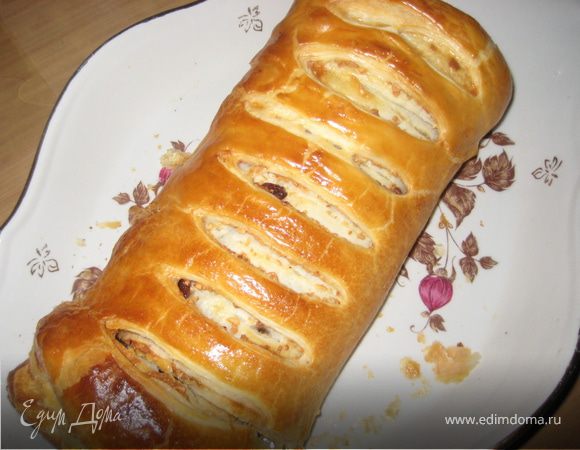 Штрудель с яблоками и изюмом.