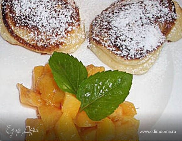 Творожные оладьи с персиковым соусом. Творожные оладьи с персиковым соусом.