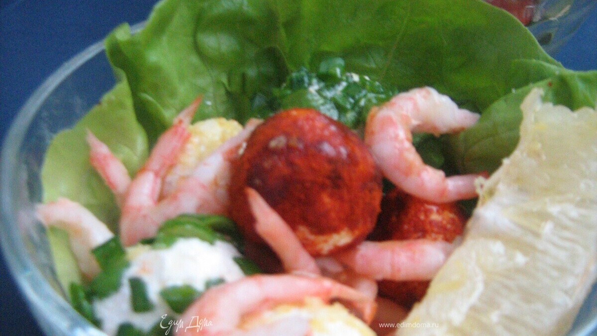 Салат с творожными шариками и креветками