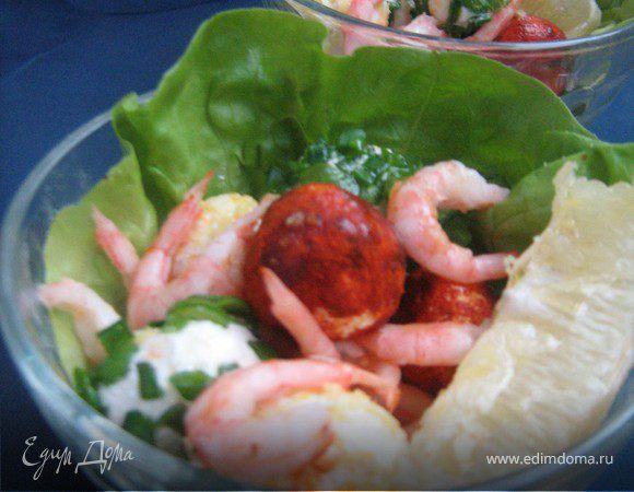 Салат с творожными шариками и креветками