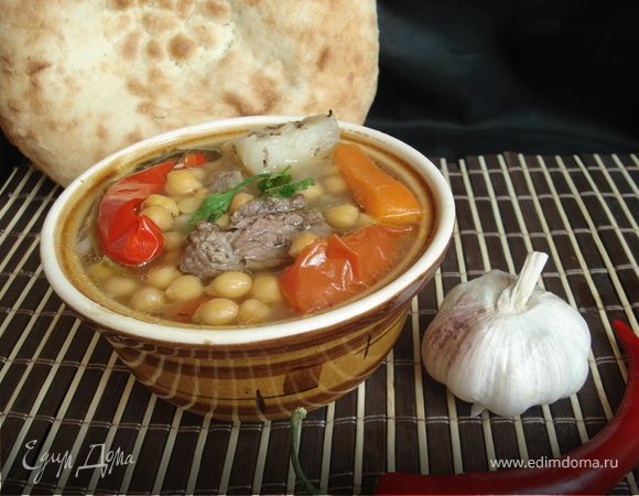 Паровой нутовый суп с мясом и овощами