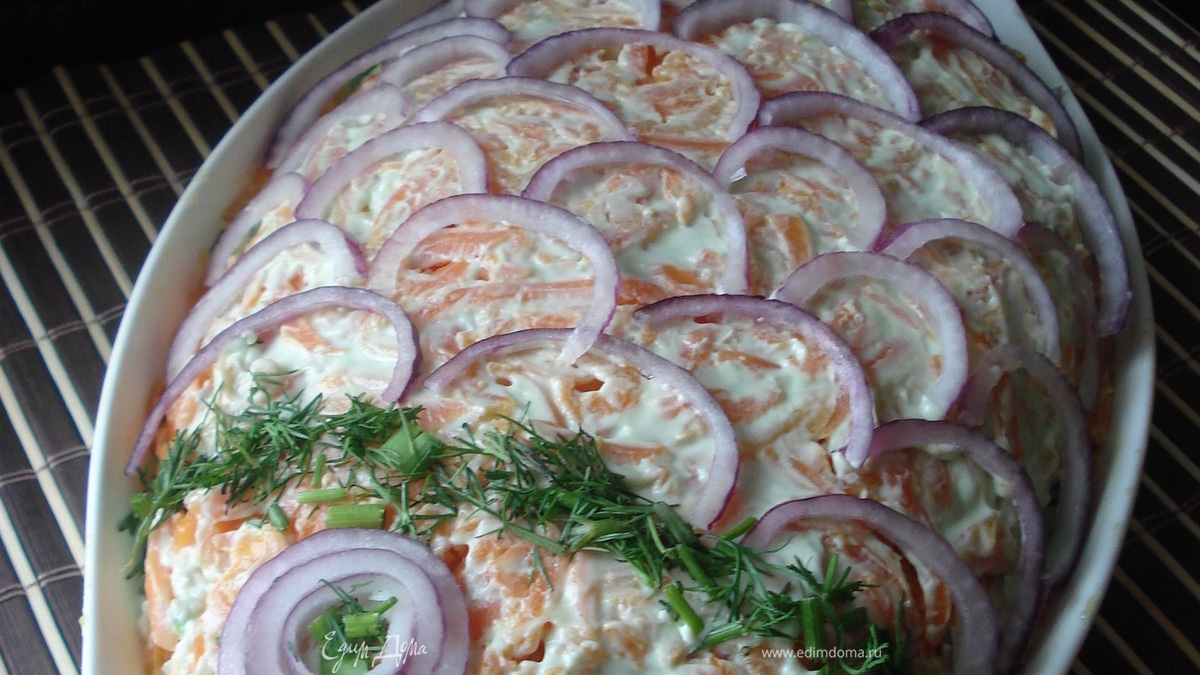 Слоёный салат с красной рыбой,рисом и овощами.