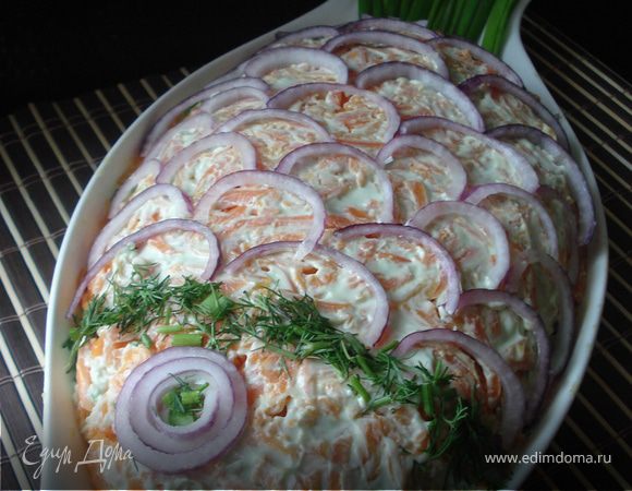 Слоёный салат с красной рыбой,рисом и овощами.