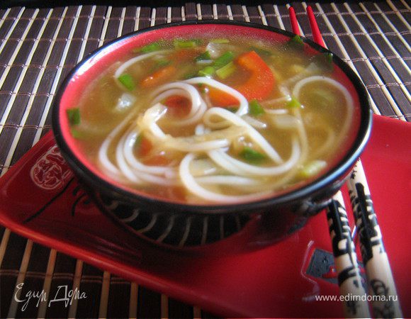 Луковый суп с рисовой лапшой и соевым соусом Луковый суп с рисовой лапшой и соевым соусом