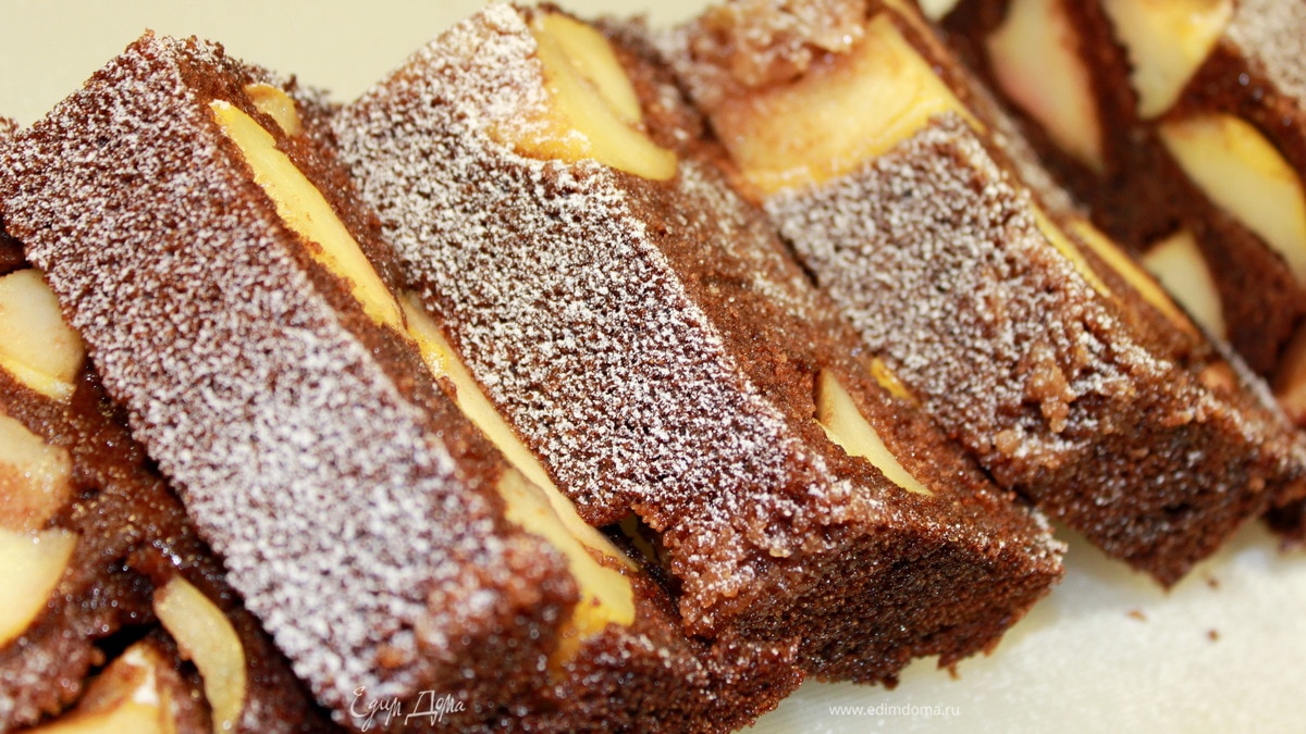 Шоколадный манник с карамельными яблоками