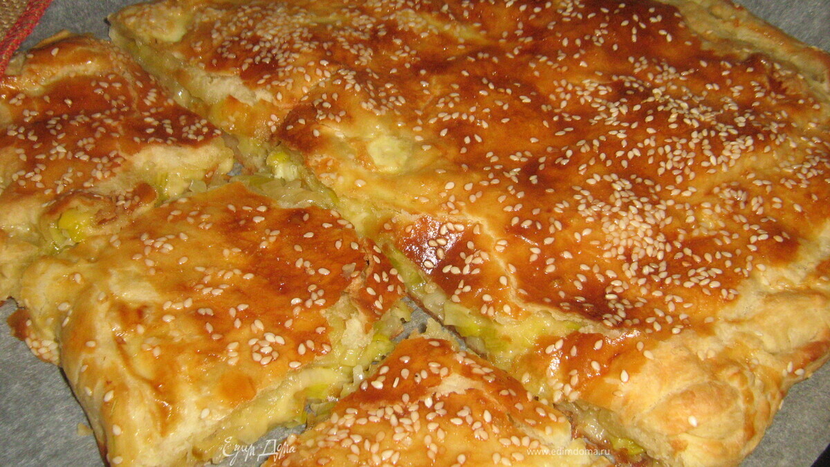 Пирог с луком-пореем и пармезаном.