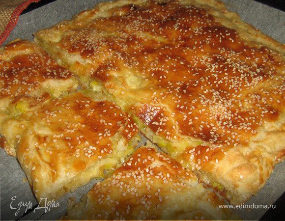 Пирог с луком-пореем и пармезаном.