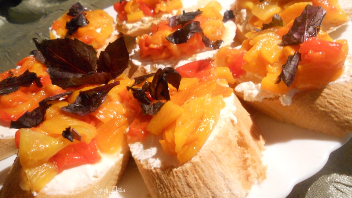 Брускета с фетой и печеным перцем