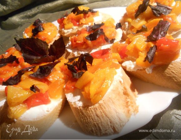 Брускета с фетой и печеным перцем Брускета с фетой и печеным перцем