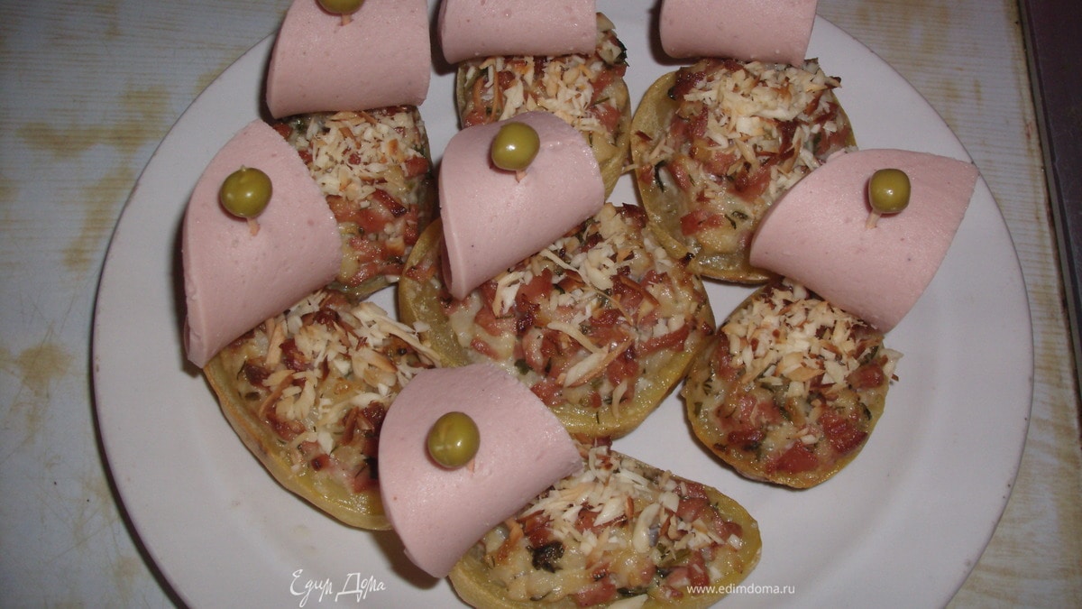 Картофельные лодочки с цветной капустой и колбасой