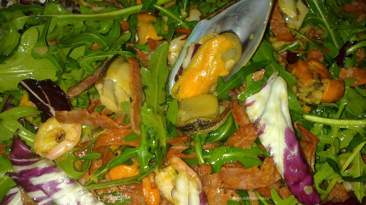 Мидии и креветки с чоризо