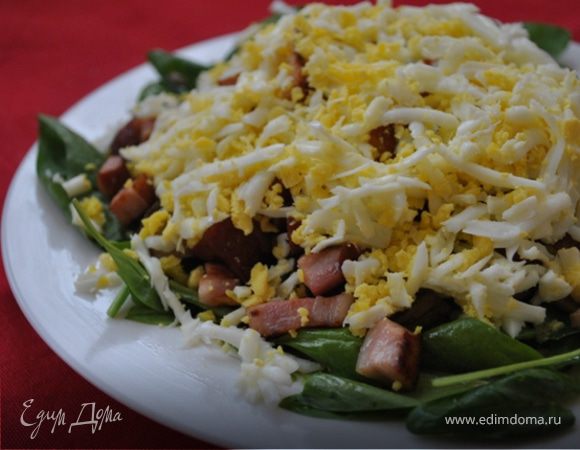 Салат со шпинатом, грибами и копченой грудинкой Салат со шпинатом, грибами и копченой грудинкой