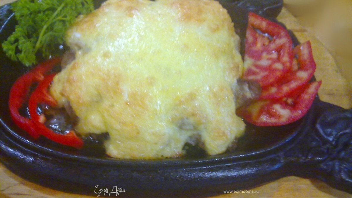 Свинина с грибами под сырной шапочкой