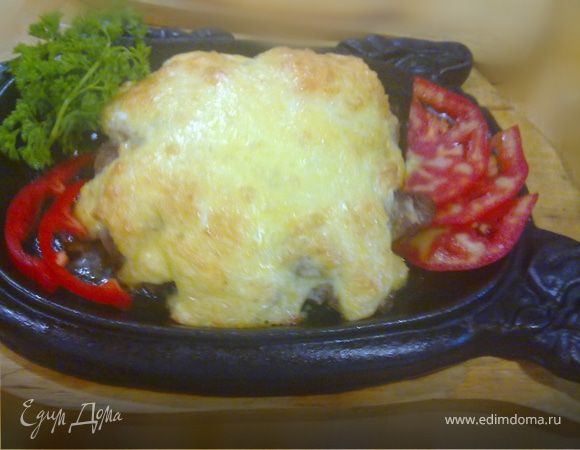 Свинина с грибами под сырной шапочкой Свинина с грибами под сырной шапочкой